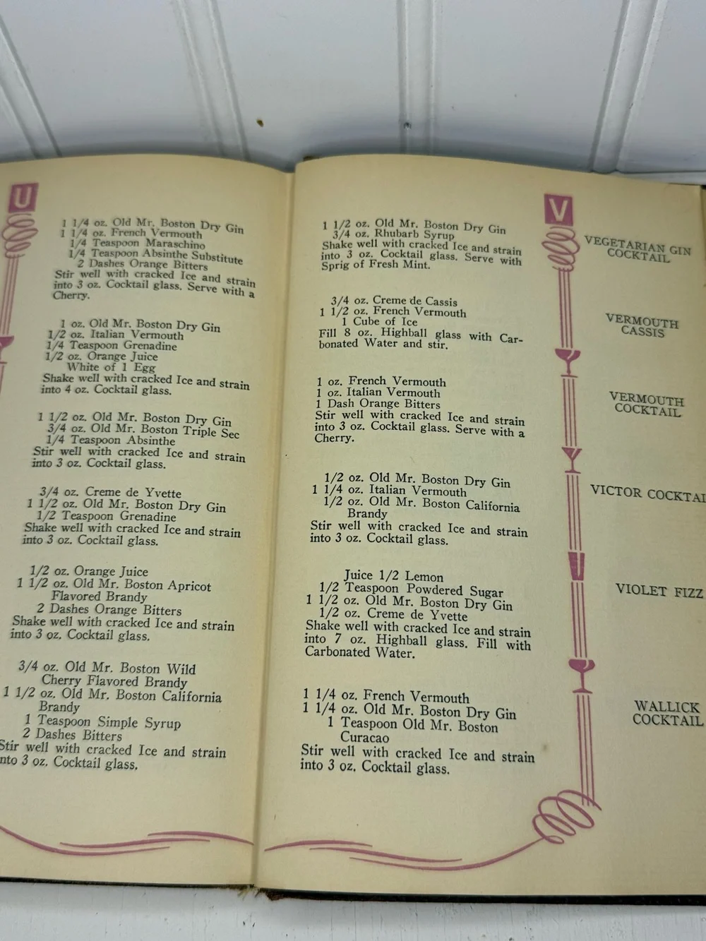 VTG Old Mr. Boston De Luxe Official Bartenders Guide 4th Printing 1940 Bar Decor